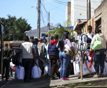 Grupo de migrantes venezuelanos chega a Brasília 