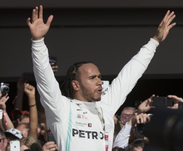 Em festa do hexa com a Mercedes, Hamilton diz que "vive um sonho" por duplicar títulos de Senna