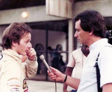 Em Jacarepaguá, em 1982, Reginaldo Leme conversa com Gilles Villeneuve — Foto: Acervo pessoal