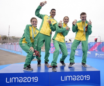 Equipe de triatlo do Brasil comemora o ouro no Pan de Lima — Foto: Alexandre Loureiro/COB