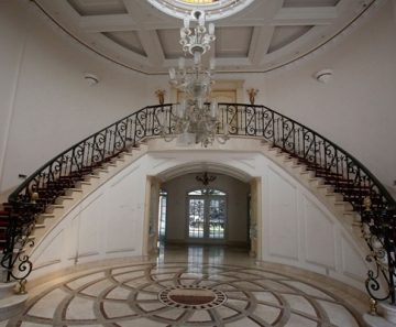 Escadarias da mansão que pertencia ao empresário de origem chinesa Zhenli Ye Gon, na Cidade do México, em foto de 30 de julho — Foto: AP Photo/Ginnette Riquelme
