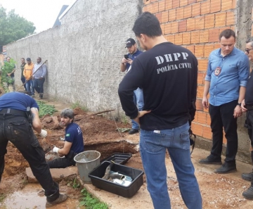 Escavações são feitas para a retirada dos restos mortais das vítimas — Foto: Polícia Civil-MT/ Assessoria