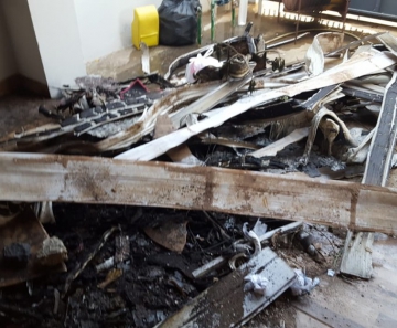 Ex-namorado ateou fogo na casa da ex e garagem ficou destruída (Foto: Lucas Torres/Portal Sorriso)
