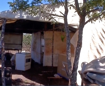 Famílias foram retiradas de fazenda do ex-ministro Blairo Maggi em operação de reintegração de posse emCampo Novo do Parecis — Foto: TV Centro América