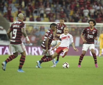 Flamengo vence Inter e abre vantagem na Libertadores
