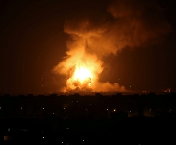 Fogo e fumaça de um ataque aéreo de Israel na Faixa de Gaza no dia 11 de setembro — Foto: Ibraheem Abu Mustafa/Reuters