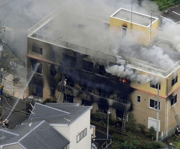 Fogo tomou conta de parte do prédio da Kyoto Animation — Foto: Kyodo / via Reuters