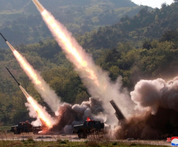 Foto divulgada pelo governo da Coreia do Norte mostra teste de seu sistema de mísseis ocorrido em maio — Foto: Agência Coreana Central de Notícias/Korea News Service via AP