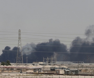 Fumaça é vista após um incêndio nas instalações da Aramco em Abqaiq, na Arábia Saudita, neste sábado (14) — Foto: Reuters