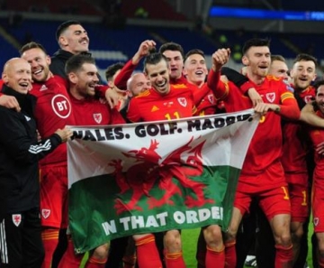 Gareth Bale comemora classificação de Gales com bandeira provocando o Real Madrid