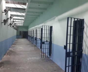 Governo sanciona lei que proíbe instalação de tomadas em celas e prevê criação de área de segurança no entorno dos presídios de MT