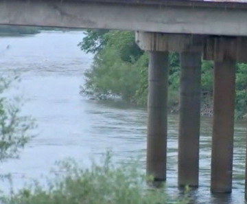 Homem escorrega de cais, cai em rio e morre afogado — Foto: TV Centro América/Reprodução