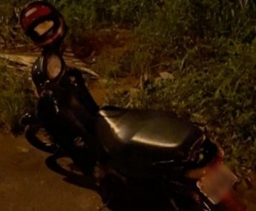 Idoso estava pilotando uma moto quando foi atropelado — Foto: TVCA/Reprodução