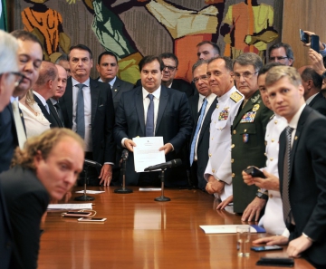 Presidente da Câmara dos Deputados, dep. Rodrigo Maia, recebe a proposta de reforma da previdência dos militares