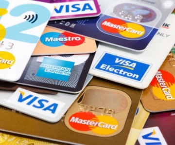 Juros do cartão de crédito só perdem para os do cheque especial e ainda passam de 267% ao ano. — Foto: Reprodução