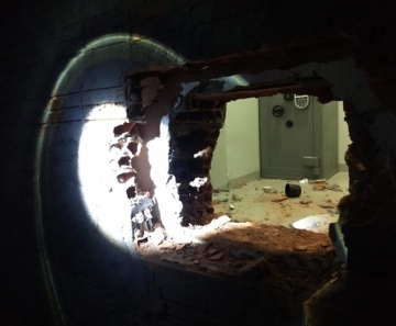 Ladrões fizeram um buraco enorme da parede de agência — Foto: PM-MT/ Divulgação