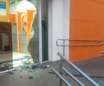 Ladrões quebraram porta de vidro de agência — Foto: Brígida Mota/TV Centro América