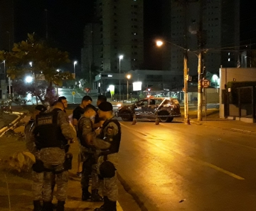 Ladrões roubaram carro e um foi morto ao entrar em confronto com a polícia em Cuiabá (Foto: Divulgação)