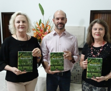 Neiva Klug, Beatriz Bruehmueller e Gesiel Camargo são coautores do livro "Pessoas e Bem Estar" - Foto: ExpressoMT 
