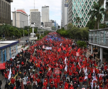 Manifestantes fazem protesto em Jacarta, capital da Indonésia, pelo Dia do Trabalho, em imagem de 1º de maio deste ano. — Foto: Antara Foto/Wahyu Putro/via Reuters
