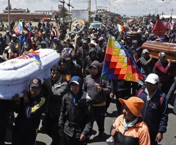 Manifestantes marcham com caixões de mortos em protestos na Bolívia
