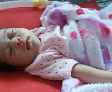 Maria Helena nasceu há duas semanas e, mesmo com liminar da Justiça, não consegue vaga em UTI (Foto: Arquivo Pessoal)