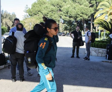 Marta chega ao hotel, onde a seleção feminina ficará hospedada na cidade de Portimão, em Portugal, onde a seleção vai se preparar até a estreia na Copa do Mundo da França - Dilvugação CBF