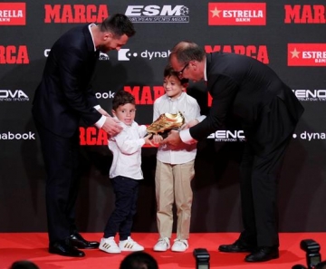 Das mãos de filhos, Messi recebe sua sexta Chuteira de Ouro, após marcar 36 gols no Espanhol