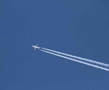 Impacto dos rastros de avião no clima global deve triplicar até 2050, apontam pesquisadoras