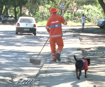 Mineiro e Pretinho durante o trabalho de limpeza das ruas de Campo Grande, na Zona Oeste do Rio — Foto: Gustavo Wanderley/ G1