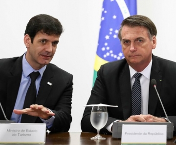 Ministro do Turismo, Marcelo Álvaro Antônio (à esquerda), e presidente Jair Bolsonaro em reunião em Brasília, em 4 de abril — Foto: Marcos Correa/Presidência da República