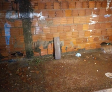 Moradores fizeram buracos no muro para escoar água das casas — Foto: TVCA/Reprodução