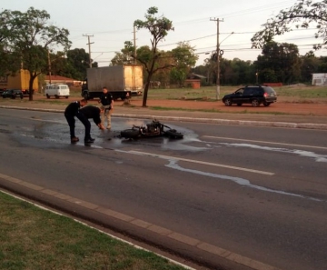 Moto pegou fogo após bater em outra e motociclista morreu em Cuiabá — Foto: Brígida Mota/TV Centro América