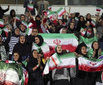 Mulheres iranianas tiveram liberação para assistir a uma partida da seleção, em 2018. - Foto: STR / AFP