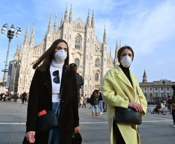 Mulheres usam máscaras para se proteger do coronavírus na praça da catedral de Milão, na Itália, em 23 de fevereiro de 2020 — Foto: Andreas Solaro / AFP