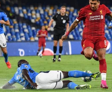 Napoli derruba invencibilidade do Liverpool e estreia bem na Champions