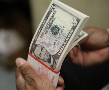 No dia anterior, o dólar subiu 0,28%, vendida a R$ 4,1023. — Foto: Gary Cameron/Reuters