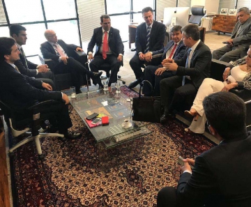 O governador Mauro Mendes e o chefe do Ermat, Carlos Fávaro, junto com outros quatro governadores - Foto: Secom-MT