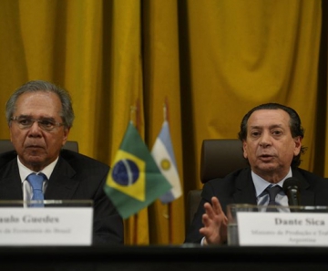 O ministro da Economia do Brasil, Paulo Guedes, e o ministro de Produção e Trabalho da Argentina, Dante Sica, após assinarem acordo -  Foto: Tânia Rêgo/Agência Brasil