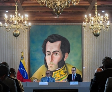 O Ministro das comunicações Jorge Rodriguez e o das Relações Exteriores, Jorge Arreaza, durante encontro de diplomatas em Caracas, em setembro de 2019 — Foto: Federico Parra / AFP