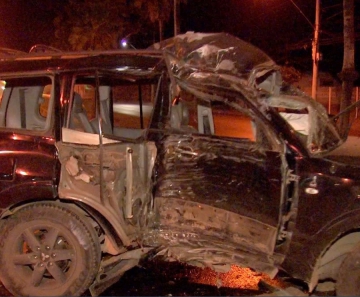 O motorista estava em alta velocidade e atingiu o canteiro central da avenida, em Cuiabá — Foto: TV Centro América