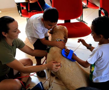 O objetivo de integrar os cães na terapia para as crianças é tornar a atividade mais alegre e motivadora