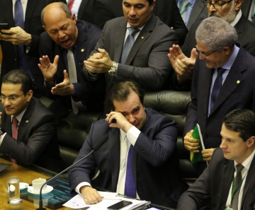 O presidente da Câmara, Rodrigo Maia, se emociona durante comemoração da aprovação do texto-base da reforma da Previdência na Câmara dos Deputados - Fabio Rodrigues Pozzebom/Agência Brasil