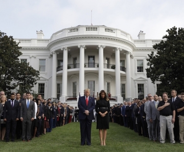 O presidente e a primeira-dama dos EUA, Donald e Melania Trump, participam de momento de silêncio em memória às vítimas dos atentados terroristas de 11 de Setembro, diante da Casa Branca em Washington. — Foto: Evan Vucci/AP