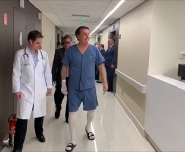 O presidente Jair Bolsonaro caminha após cirurgia - Foto: Divulgação