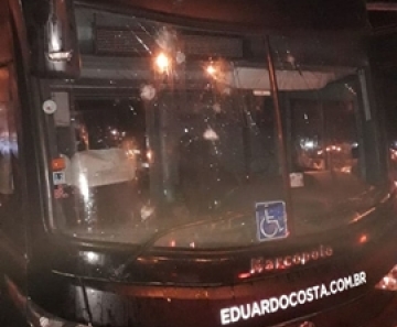 Ônibus de Eduardo Costa é apedrejado em Primavera do Leste (MT). — Foto: Divulgação