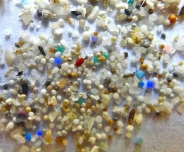 Entre 2% e 5% de todo o plástico produzido no mundo acaba despejado nos oceanos, em forma de resíduo