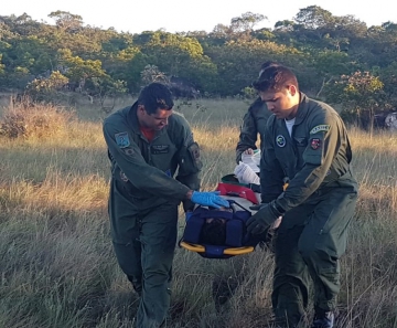 Piloto e copiloto foram resgatados após queda de avião em Cáceres — Foto: FAB/Divulgação