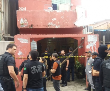 Policiais em frente ao bar onde a chacina ocorreu — Foto: Jalilia Messias/TV Liberal
