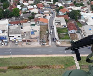 Policiais fazem busca por assaltantes em Cuiabá (Foto: Polícia Militar/Divulgação)